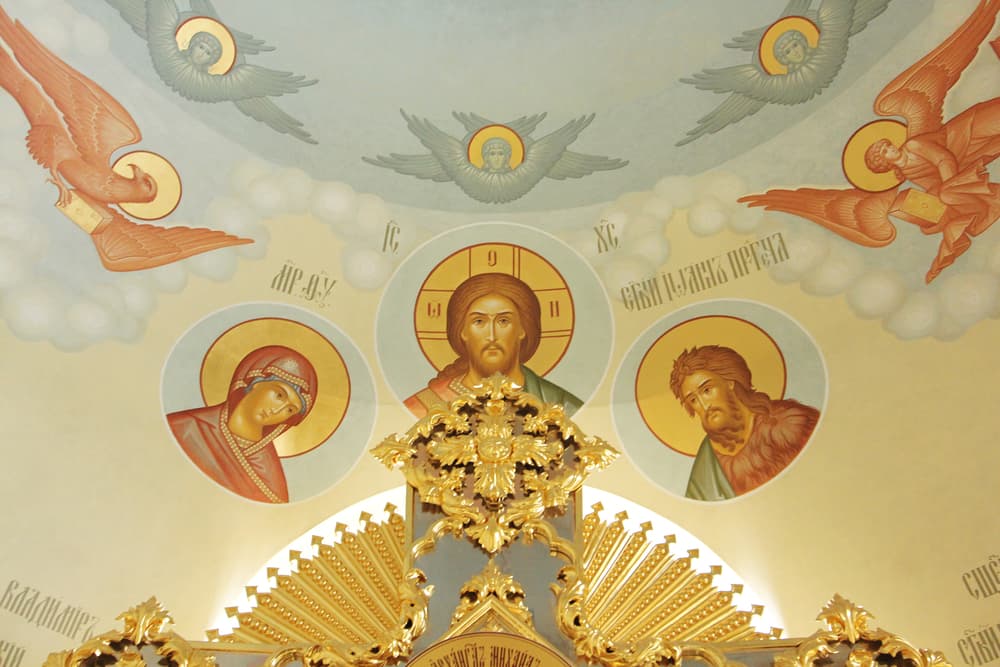 A estos serafines, considerados de la tan alta jerarquía celestial que otros seres divinos no pueden ni dirigirles la mirada, en realidad son cuatro. También tendrían apariencia de "serpientes de fuego" que, cuando deciden aparecerse en la Tierra, dejan esa forma animal para ser representados por humanos altos, delgados y con dotes celestiales.