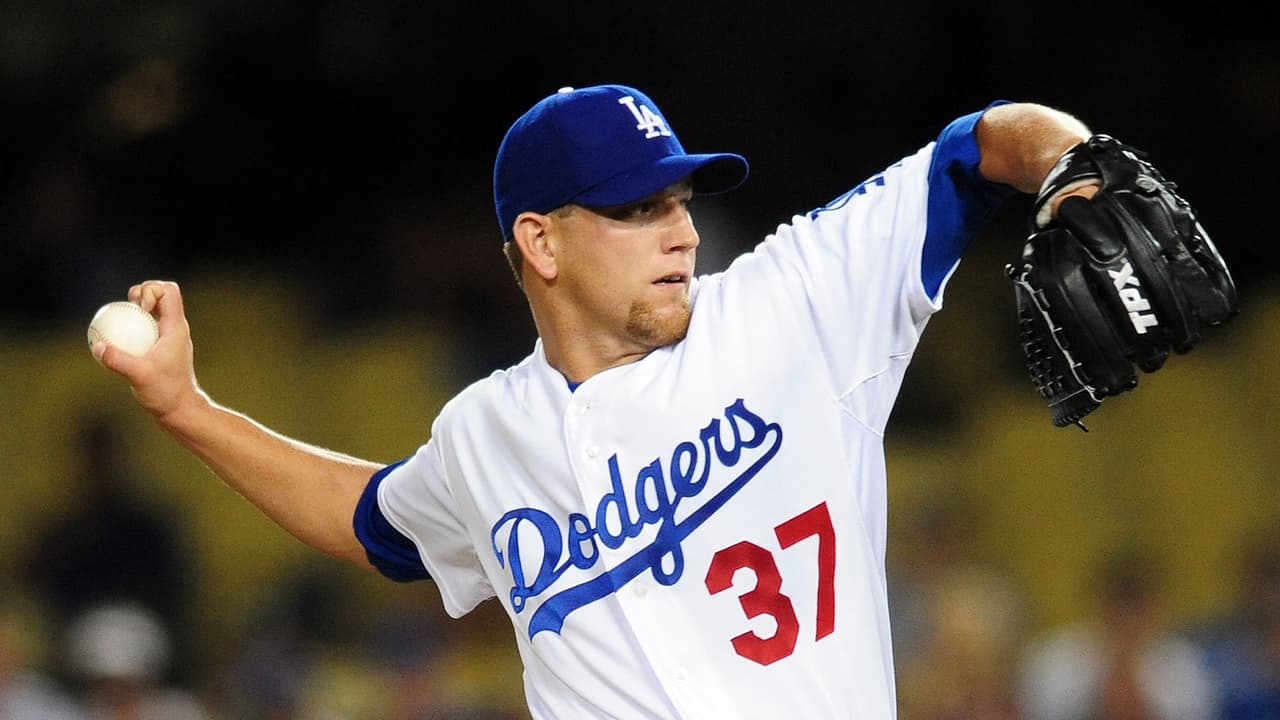 Hallan muerto a exjugador de los Dodgers, quien huía de la policía tras la muerte de su exnovia