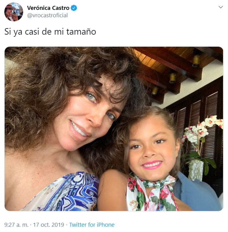 En un segundo tuit, publicó otra foto donde 
<b><a href="https://www.univision.com/famosos/cristian-castro-aplaude-el-talento-de-su-hija-en-el-piano-y-la-recompensa-con-tierno-beso-y-me-se-otra-papi-video">aparece con su nieta</a></b> y muestra lo mucho que ha crecido: "Sí, ya casi de mi tamaño".