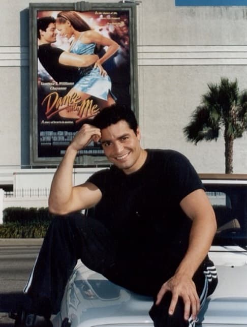 En 1998 también protagonizó la película titulada 'Dance With Me', en donde compartió créditos con Vanessa Williams. Aquí demostró que para el baile, Chayanne es todo un maestro.
