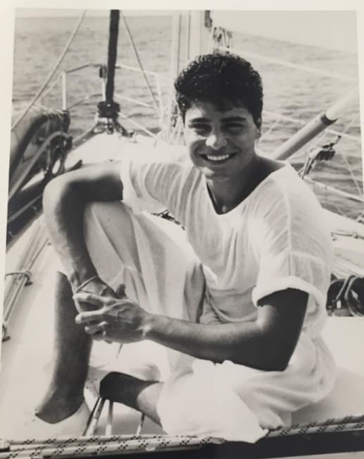 Los años pasaron y su éxito fue mayor. Entrado en la juventud, se convirtió en uno de los ídolos latinos más afamados de la época.