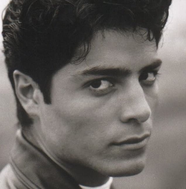 Chayanne seguía transformándose y su estilo musical comenzó a ser la sensación. Luego lanzó la segunda parte de su disco homónimo y puso a bailar a la juventud con temas como 'Palo Bonito, o 'Este Ritmo se Baila Así'.