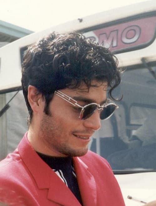 Elmer Figueroa Arce, mejor conocido como 
<b><a href="https://www.univision.com/famosos/chayanne-esta-de-luto-pierde-a-uno-de-sus-companeros-del-grupo-juvenil-los-chicos">Chayanne, inició su carrera a finales de la década de los 70 en el grupo Los Chicos</a></b>, para después abrirse paso como solista.