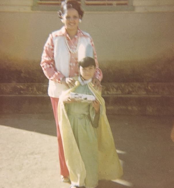 Si te preguntabas como era de pequeñito, te mostramos esta foto en la que posa con un disfraz, acompañado de su mami. Ambos se ven lindísimos.