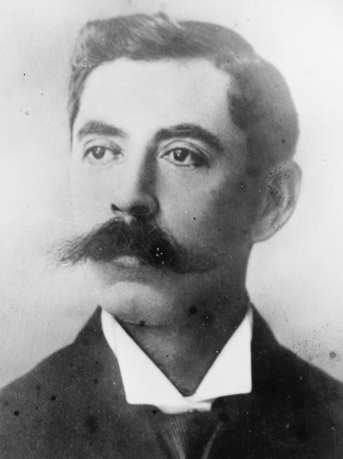 <b>Manuel Enrique Araujo, presidente de El Salvador. </b>
<br>
<br>Estuvo en el cargo desde 1911. El nueve de febrero de 1913, a los 48 años de edad, 
<a href="https://diario.elmundo.sv/manuel-enrique-araujo-el-unico-presidente-asesinado-en-la-historia-de-el-salvador-hace-107-anos/"><u>fue sorprendido por tres campesinos que lo atacaron con machetes</u></a>.