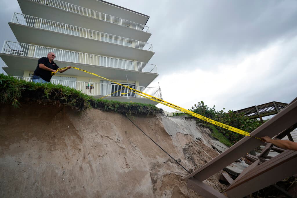Los vientos de Nicole se extendían hasta 720 kilómetros (450 millas) del centro . Después de tocar tierra, la tormenta giró hacia el norte y afectó también el centro de Florida.