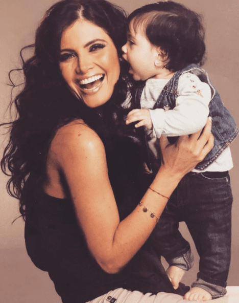 Según ha dicho en diversas entrevistas el conductor Daniel Sarcos, padre de la menor, "Carlota... está preciosa y gracias a la mamá salió muy linda".