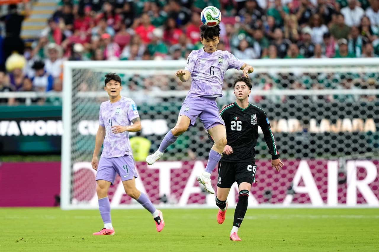 El surcoreano Hwang In-beom (6) cabecea el balón durante el partido de fútbol del Grupo A de la Copa del Mundo entre México y Corea del Sur en Zapopan, cerca de Guadalajara.