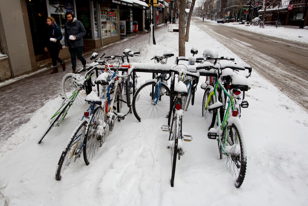 El clima invernal se movió sobre todo de las llanuras durante la noche, dejando partes de Minnesota con hasta un pie de la nieve, y empujado en Wisconsin, Illinois e Indiana.