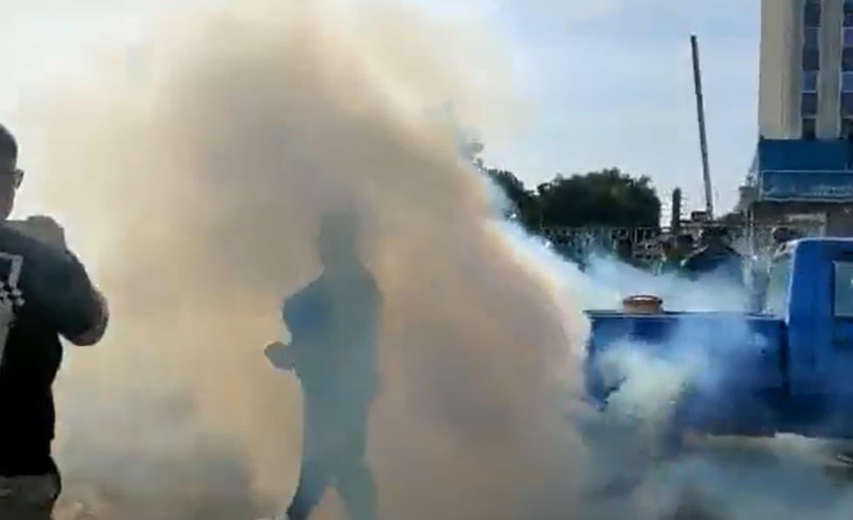 Con el lanzamiento de gas pimienta y gases lacrimógenos, agentes de Operaciones Tácticas de la Policía disolvieron la manifestación.