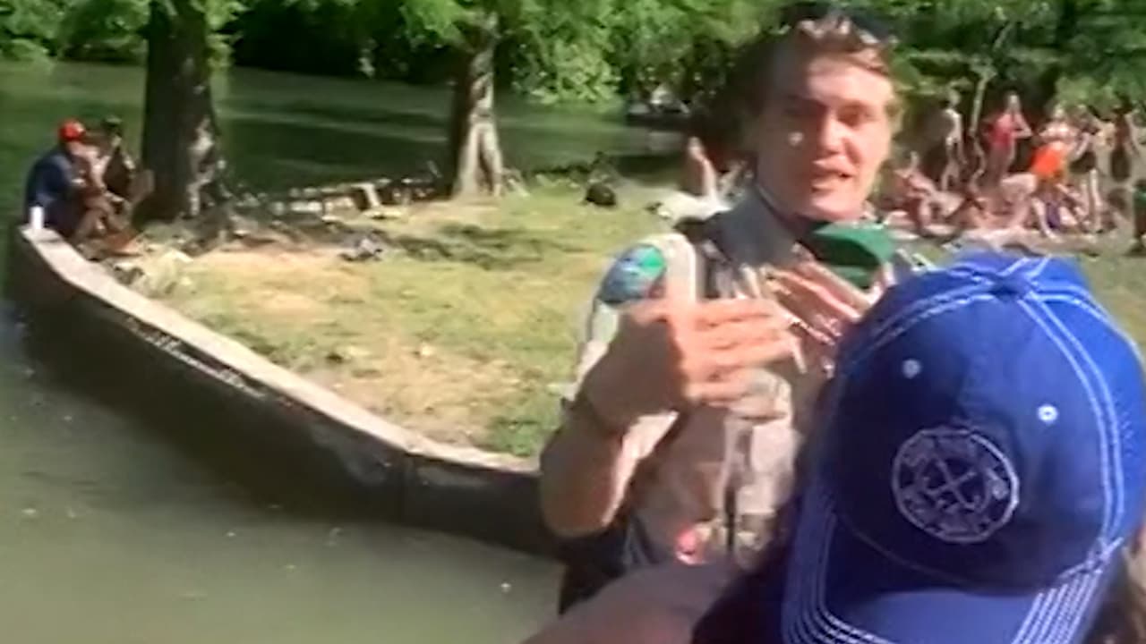 Empujan a un lago a guardabosques que dispersaba una multitud en un parque de Texas