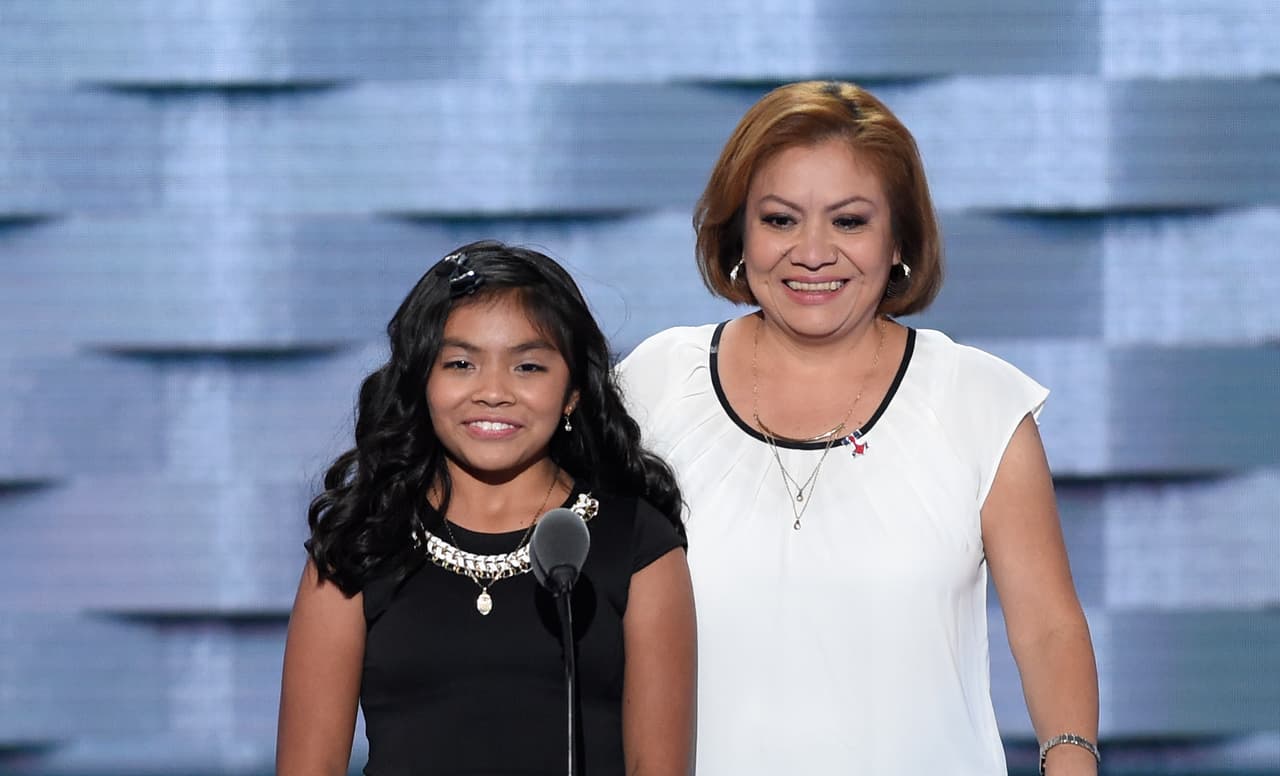 <b>Karla Ortiz, invitada de Hillary Clinton</b>. Niña estadounidense de 11 años de padres indocumentados, quien habló durante la Convención Nacional Demócrata en julio de este año.