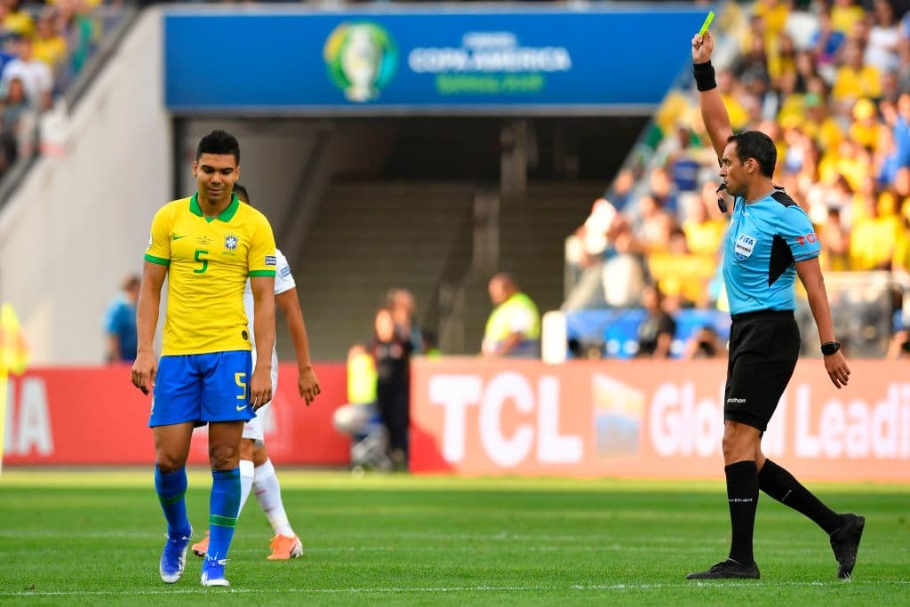 El árbitro argentino Fernando Rapallini amonestó a los nueve minutos a Casemiro (izquierda) que se perderá los Cuartos de Final.