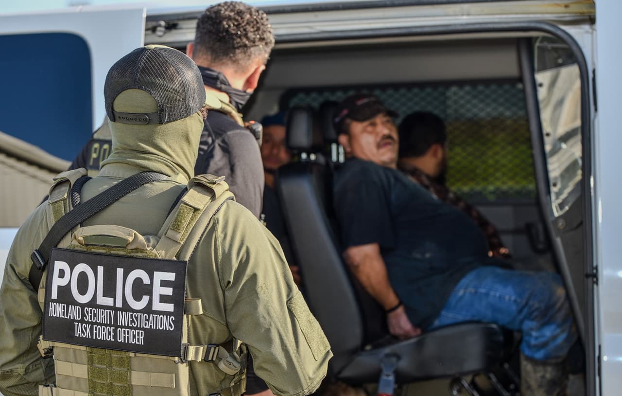 ICE detiene en una redada a 84 inmigrantes que trabajaban en un hipódromo en Louisiana 