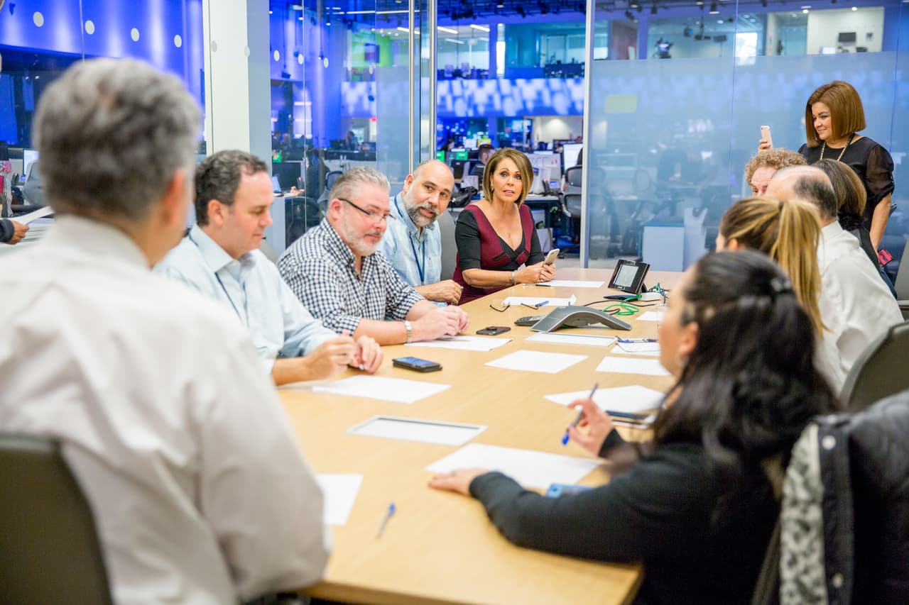 La periodista asistió a la reunión editorial del noticiero. Allí discutieron el contenido de la edición del viernes, la última donde participó Salinas. En la lista del día, estaban los voraces incendios en California, el aumento de detenciones de indocumentados en la frontera y detalles sobre el autor de un tiroteo en una escuela de Nuevo México.