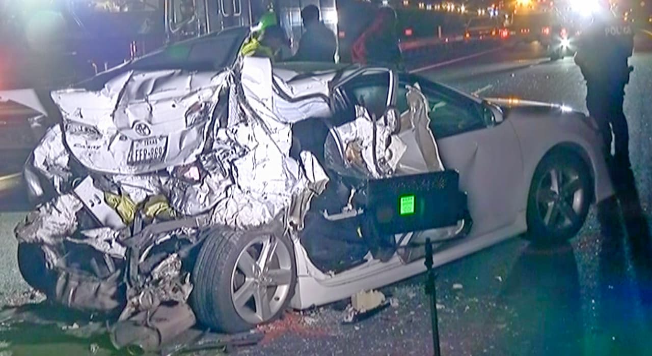 Dos adolescentes de 14 y 19 años perdieron la vida y sus padres fueron hospitalizados el sábado luego de que una camioneta comercial chocó con el auto Toyota Camry en que viajaban.