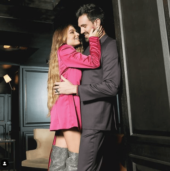 La joven de 24 años aparece en esta instantánea al lado de su novio Pablo Bernot, con quien tiene planes de casarse.