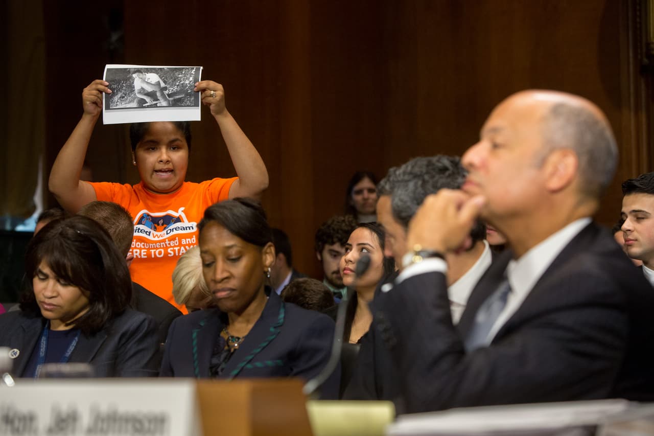 Los dreamers que están persiguiendo al jefe de la seguridad interna de Estados Unidos