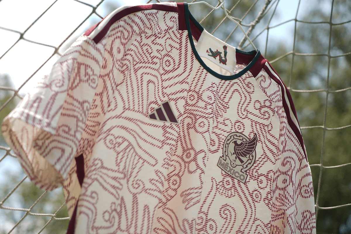 Este diseño que conjunta la tecnología con la historia de México en su cultura con tintes prehispánicos para la playera de visitante de México para el Mundial Qatar 2022 luce espectacular.