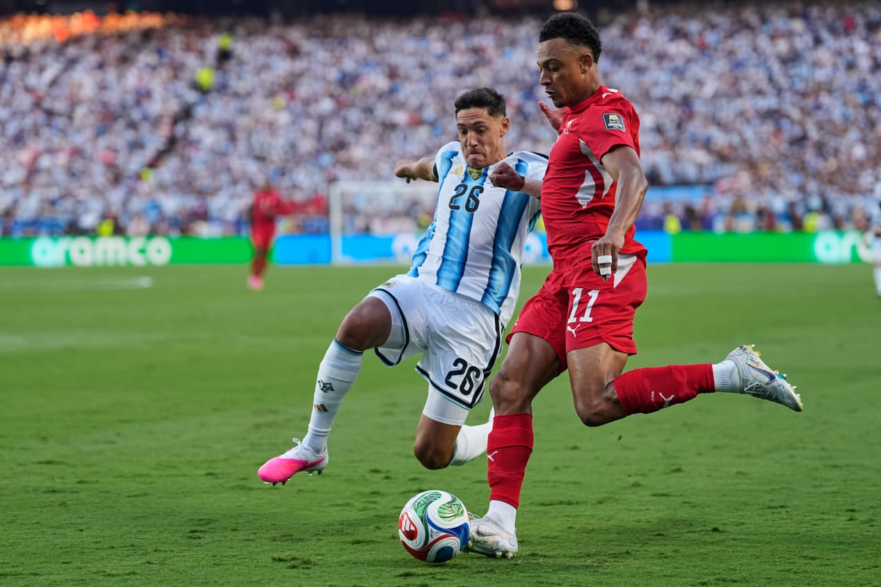 Nahuel Molina, de Argentina (izquierda), disputa el balón con Dan Ndoye, de Suiza, durante el partido de cuartos de final de la Copa Mundial de Fútbol en Kansas City, Missouri, el sábado 11 de julio de 2026.