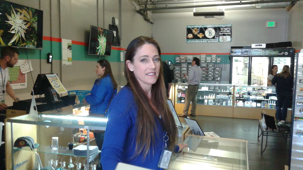 Stephanie Hopper, gerente de la tienda de marihuana Ballpark, en Denver