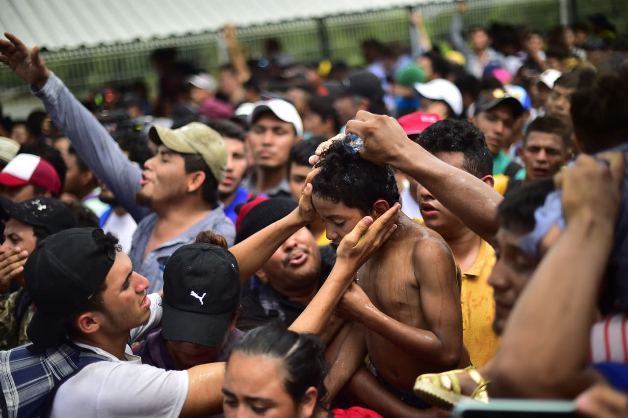 Varios niños de la caravana resultaron afectados por los gases lacrimógenos.