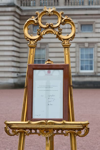 El anuncio del nacimiento del pequeño se trasladará a un caballete en el Palacio de Buckingham, en el se verá el sexo del niño, su peso y hora de nacimiento.
