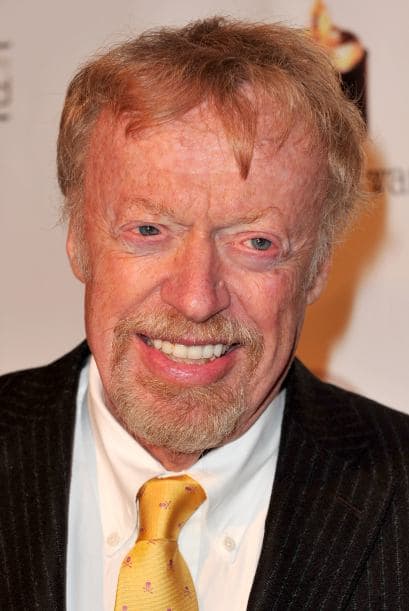 El 23º de la lista quizá no tiene una cara tan familiar, pero si le miras a los pies -incluso cuando viste de gala- encontrarás la fuente de sus $11,100 millones. Phil Kinght es el fundador de Nike, compañía a la que puso el nombre de la diosa griega Atenea Niké en 1971. El último año ha sido movido en la empresa, con su apoyo a Tiger Woods -el deportista mejor pagado- pese al escándalo en que se vio envuelto el golfista, y su presencia en muchas camisetas de las selecciones de la Copa Mundial de la Fifa hechas con material reciclado.