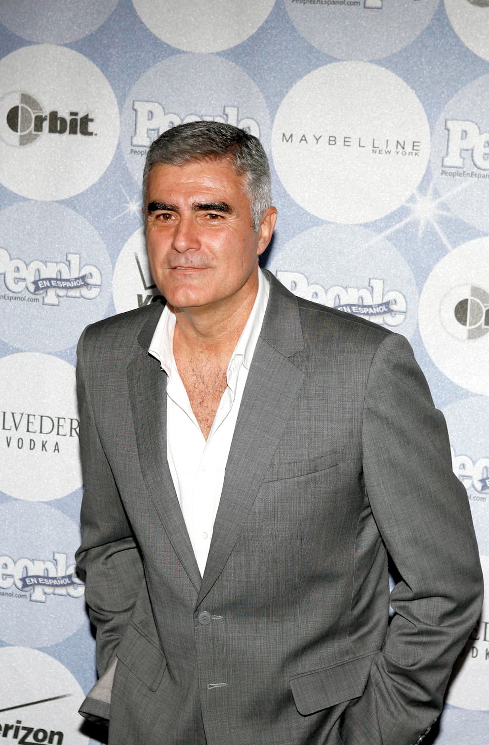 <b>Saúl Lizaso </b>
<br>Con 66 años, el originario de Argentina es uno de los intérpretes más queridos por la audiencia mexicana. En ‘Bajo un mismo rostro’ encarnó al guapo Alexis y con el paso de los años se metió en diversos papeles para la televisión y el cine.