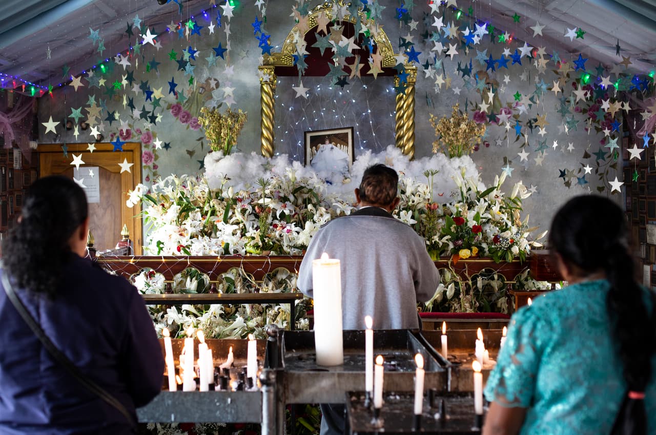 La capilla del Niño de Praga es un lugar de peregrinación constante para los migrantes y sus familias. Aquí hay una vidente que tiene fama porque con ver al viajero o su foto dice si va a llegar o no a su destino.