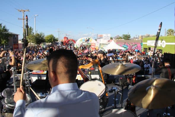 “ Los Canarios de Michoacán” pusieron a bailar a cientos de Arizoneneses en los Latin Grammy Street Parties en Phoenix, quienes no pudieron resistirse al carismático grupo de música regional mexicana, su sonido único del arpa y a sus conocidos sencillos. 