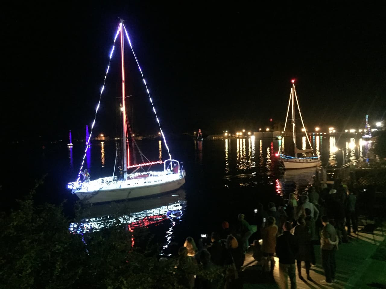 <b>Elizabeth City </b>
<br>
<b>Sitio web</b>:
<a href="https://visitelizabethcity.com/Christmas">https://visitelizabethcity.com/Christmas</a>
<br>
<b><a href="https://maps.app.goo.gl/5G7HwCaL9zAjv7qR6">Cómo llegar</a> </b>
<br>
<br>La temporada se enciente, literalmente, con desfiles de botes iluminados, exhibiciones de arte, música navideña, diversión para niños, compras de artesanías y el festival Hot Cocoa Crawl anual. Las tiendas y restaurantes en el centro te mantendrán ocupado con todo el espíritu navideño.