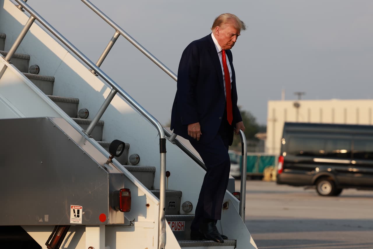 El expresidente luego abordó la caravana que lo llevó a la cárcel de Fulton.