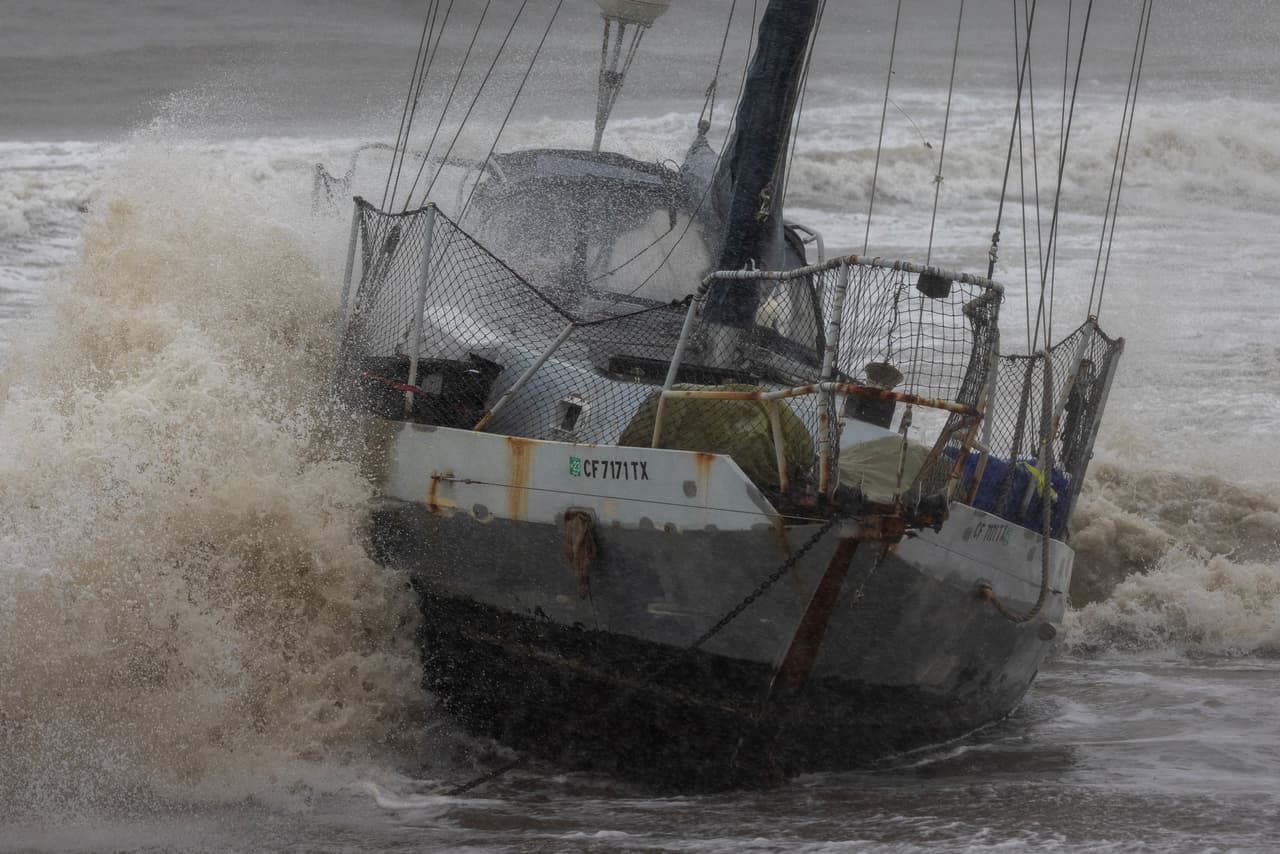 Una embarcación encalla en la costa mientras la segunda y más poderosa de las dos tormentas de ríos atmosféricos, y posiblemente la mayor tormenta de la temporada, llega a Santa Bárbara, California, el 4 de febrero de 2024.