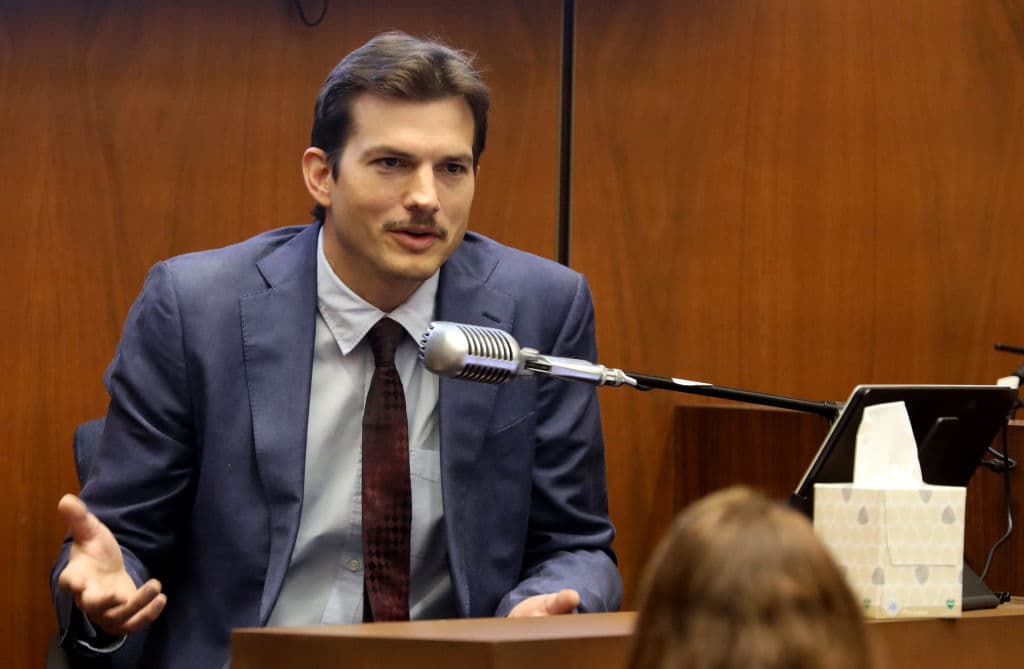 Kutcher llegó a la cita dos horas después de la llamada y relató que encontró las luces encendidas y la puerta cerrada. Al asomarse por la ventana, vio "lo que pensé que era un vino tinto derramado sobre la alfombra".
<br>