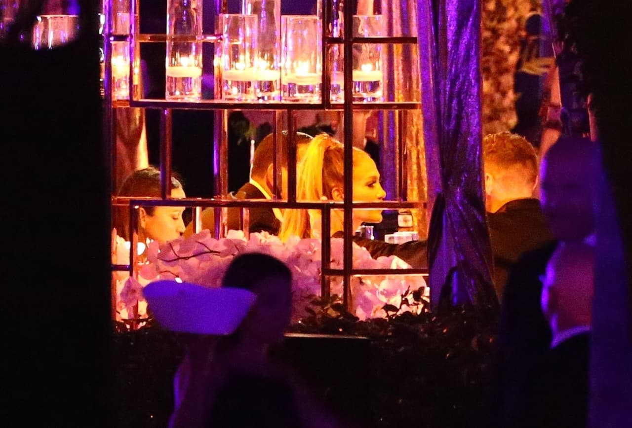 La fiesta tuvo como escenario una exclusiva 
<b><a href="https://www.univision.com/shows/despierta-america/los-estefan-ponen-a-la-venta-una-lujosa-mansion-en-miami-y-no-creeras-lo-que-podrian-ganar-con-la-venta-video">propiedad de Gloria y Emilio Estefan</a></b> en la isla Star, en Miami.