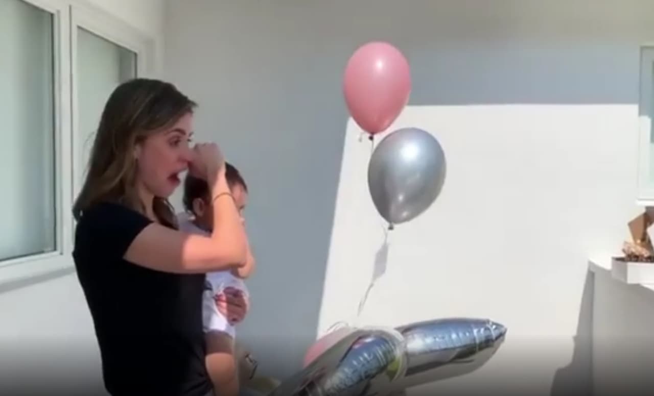 A pesar de ello, sus amigos y familiares le prepararon un gran sorpresa que la llevaron a las lágrimas.