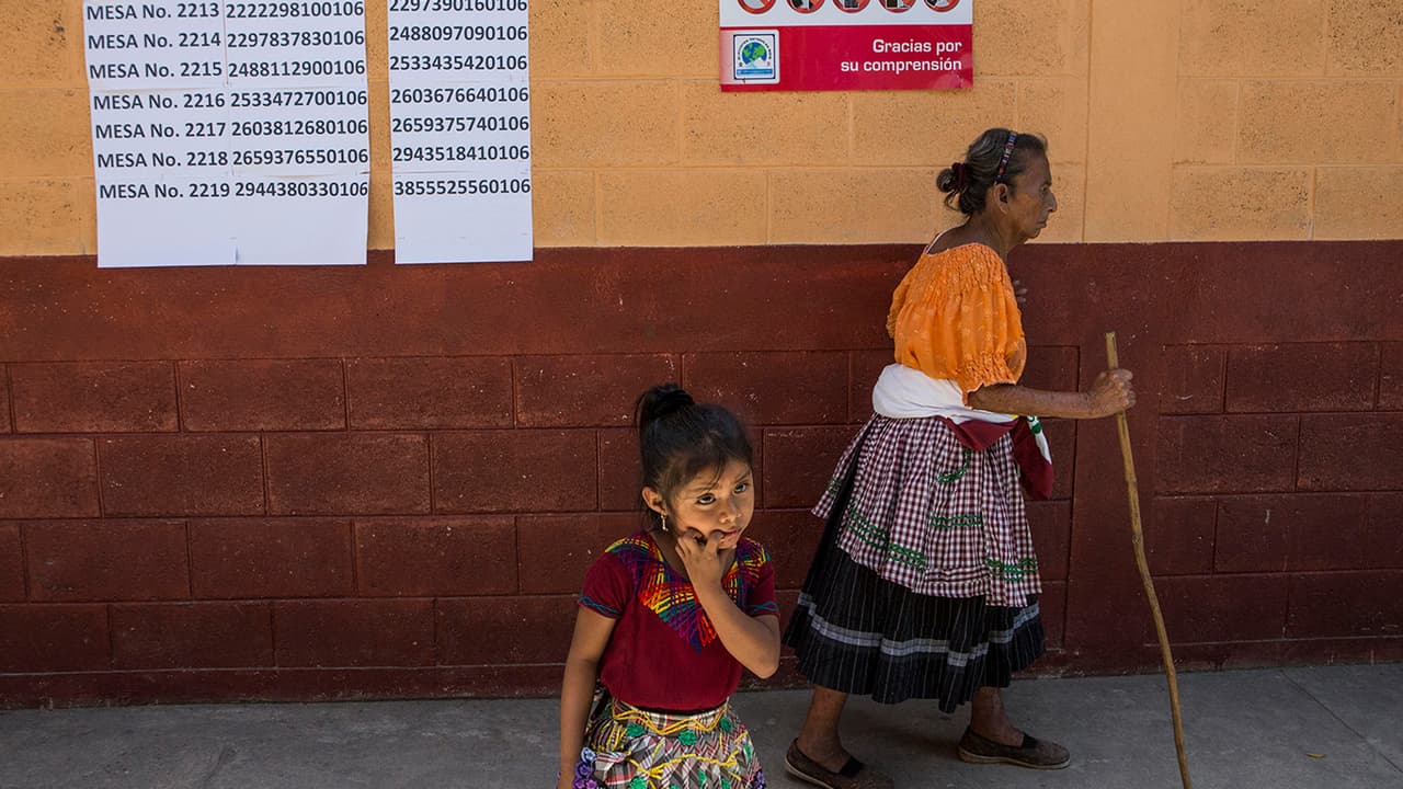 Una mujer sale de votar en una urna en Chinautla, este domingo.