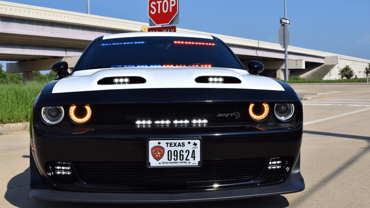 El Departamento de Seguridad Pública de Texas agregó una nueva unidad de patrullaje a su flotilla en la región sureste del estado: un 
<b>Dodge Challenger,</b> de los modelos Hellcat con 1,080 caballos de fuerza. El anuncio de la agencia causó polémica en las redes sociales, particularmente sobre cómo lo obtuvieron.