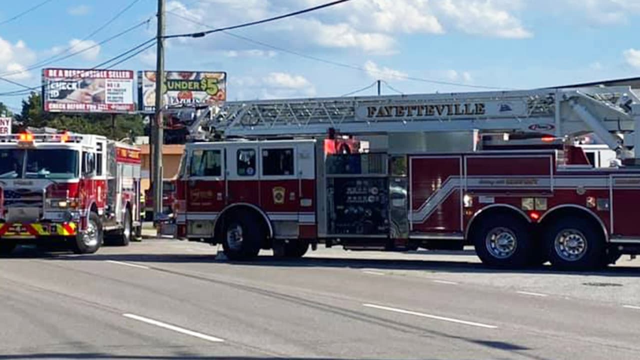 Dollar General y una casa encienden en fuego en Fayetteville, dejando a varios sin hogar