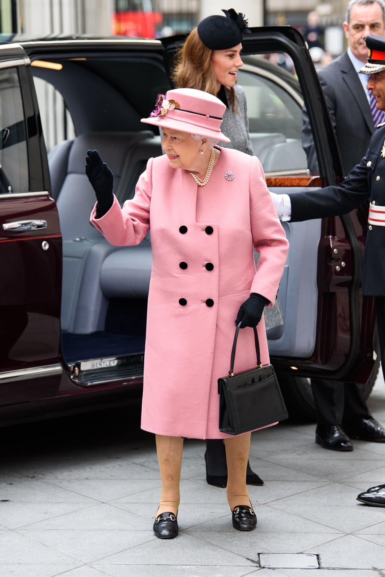 La reina Isabel en su primera salida oficial en marzo 19, 2021.