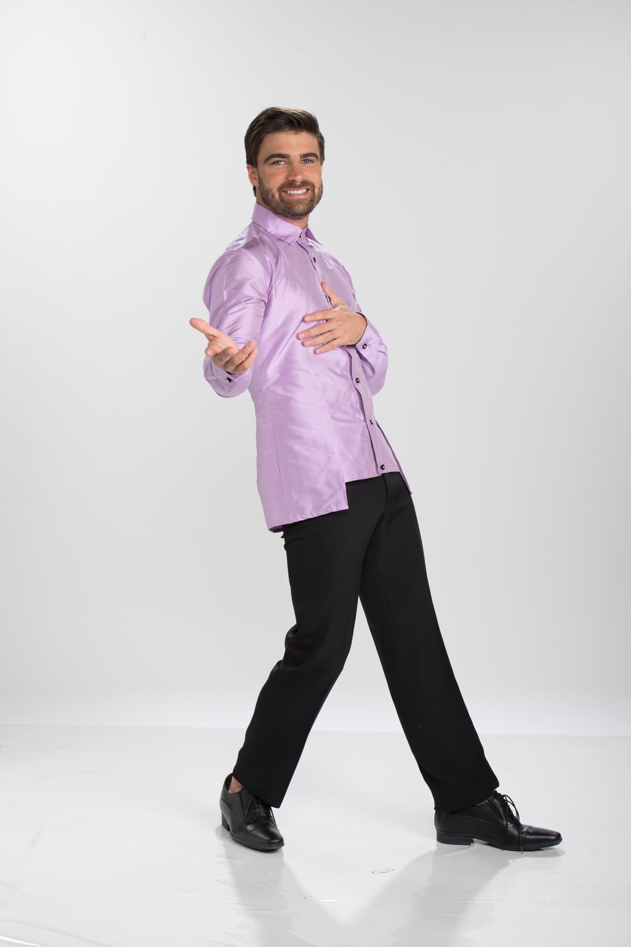 Santiago Ramundo, el chico bueno: desde Argentina llega el actor y músico a la pista. Y aunque tiene muy claro que el baile no es su fuerte, hará su mejor esfuerzo.