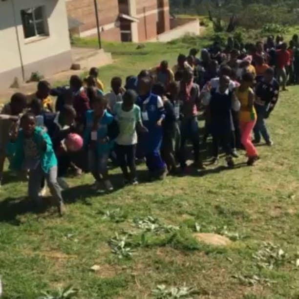 Los niños recibieron a David con un baile.