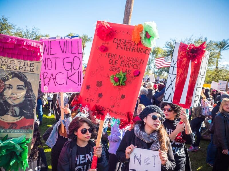 El frio de la mañana no impidió que mujeres y niños salieran a las calles para unirse a la marcha de mujeres que congregó a miles de personas alrededor del mundo.
