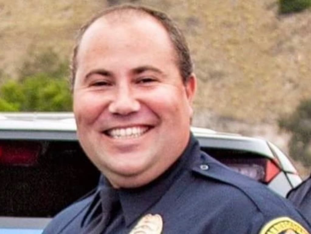 El oficial David Sisto murió la madrugada del 2 de febrero mientras estaba en servicio, y después de experimentar "dificultad para respirar" en el vecindario Carmel Mountain, informó el jefe de policía de San Diego, David Nisleit.