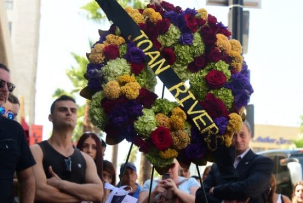 Aficionados inundaron las redes con mensajes de condolencia. En Los Ángeles, el legendario club de comedia “Improv” le rindió un altar.