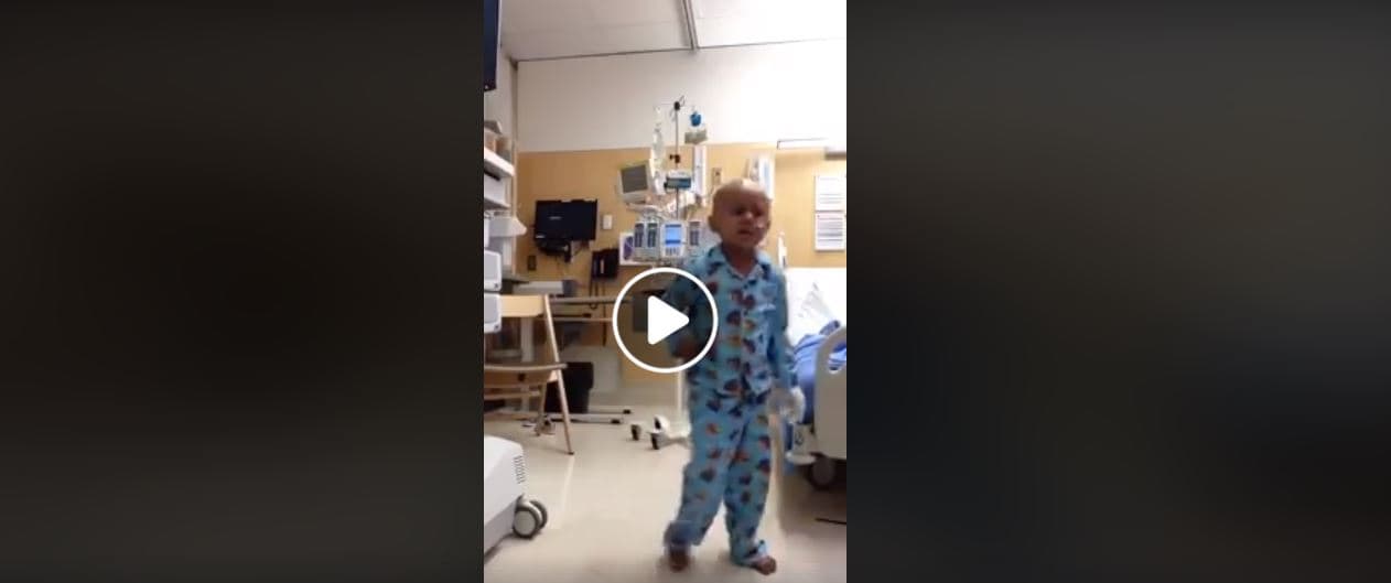 Niño con cancer baila para celebrar fin de tratamiento