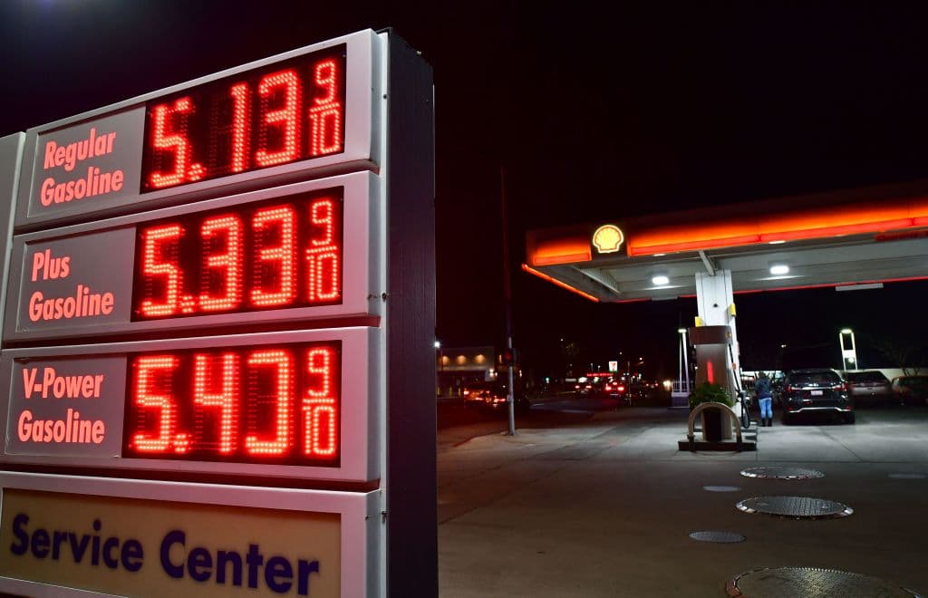 Precio del galón de gasolina llega a los $5 por primera vez en una ciudad de EEUU