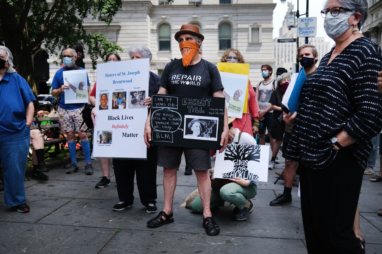 "Donde todos estamos de acuerdo es que el dinero va a salir del presupuesto del NYPD, va a ir a los servicios juveniles, servicios sociales... El Consejo y yo creemos en común que esa repriorización tiene que ocurrir", dijo el alcalde el miércoles.