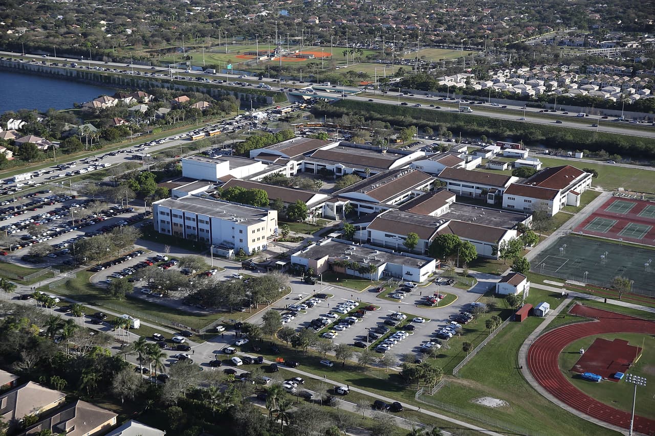 Una panorámica de la secundaria Marjory Stoneman Douglas, situada aproximadamente a 45 millas (72 km) de Miami.